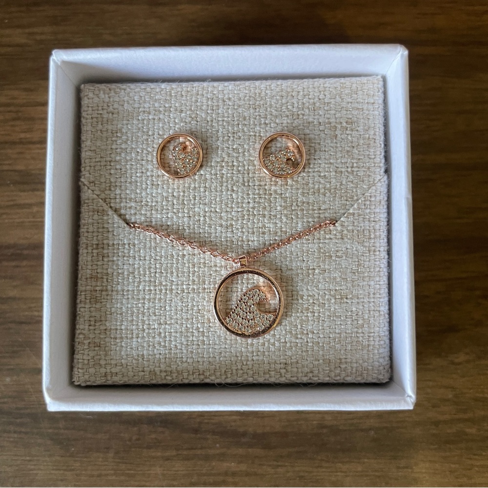 Pura Vida Rose Gold Wave Necklace Set, NEW in box!